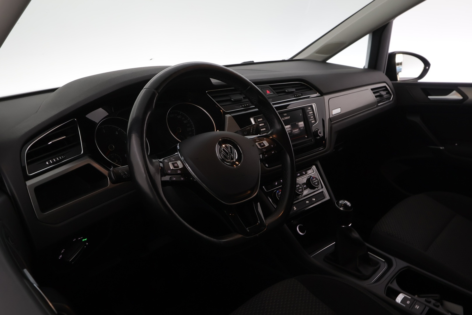 VOLKSWAGEN Touran 2016