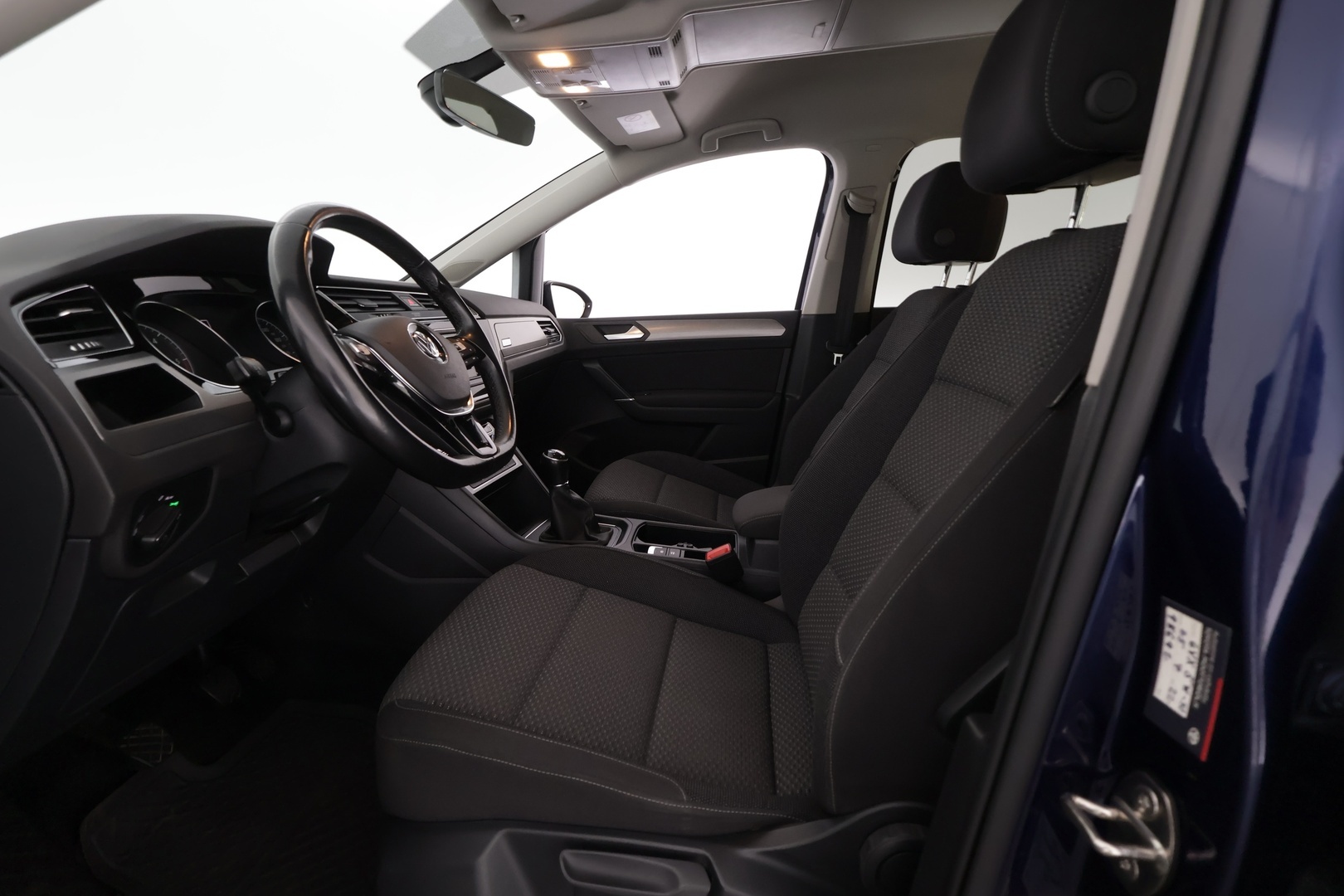 VOLKSWAGEN Touran 2016