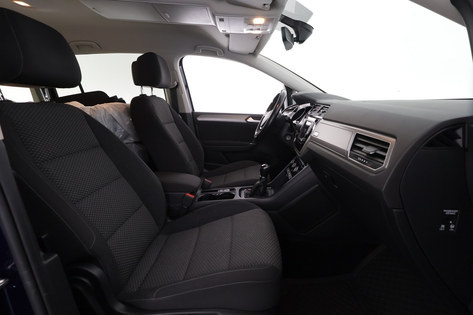 VOLKSWAGEN Touran 2016