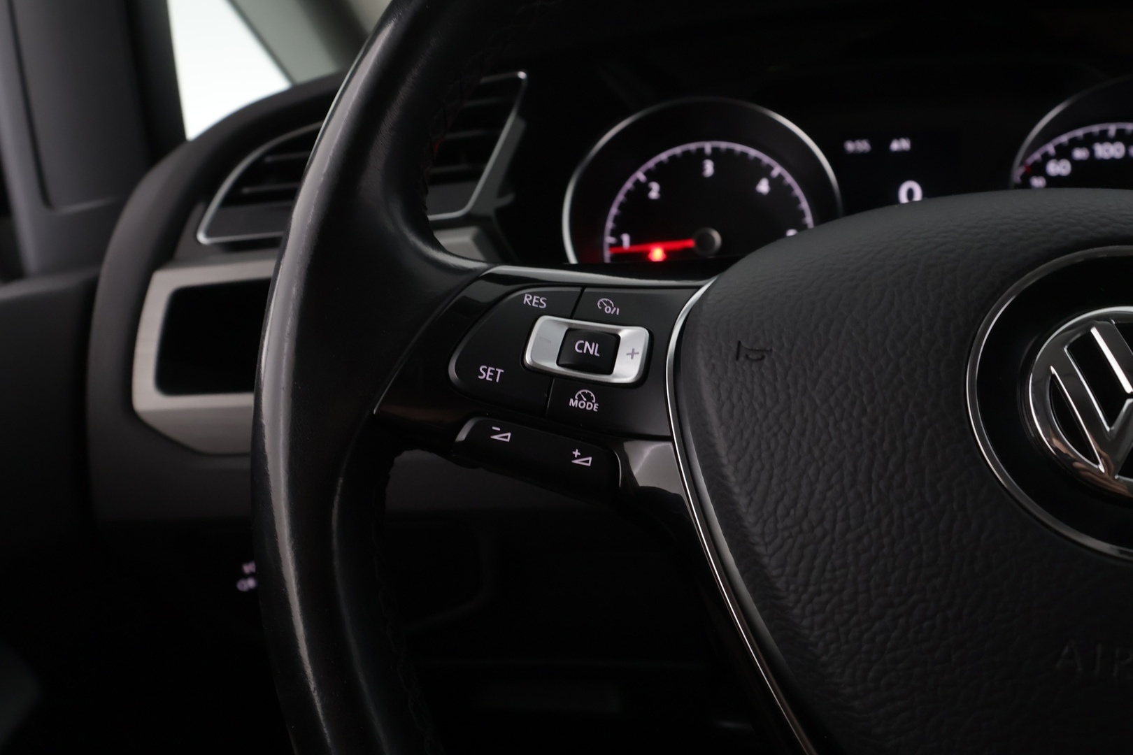 VOLKSWAGEN Touran 2016