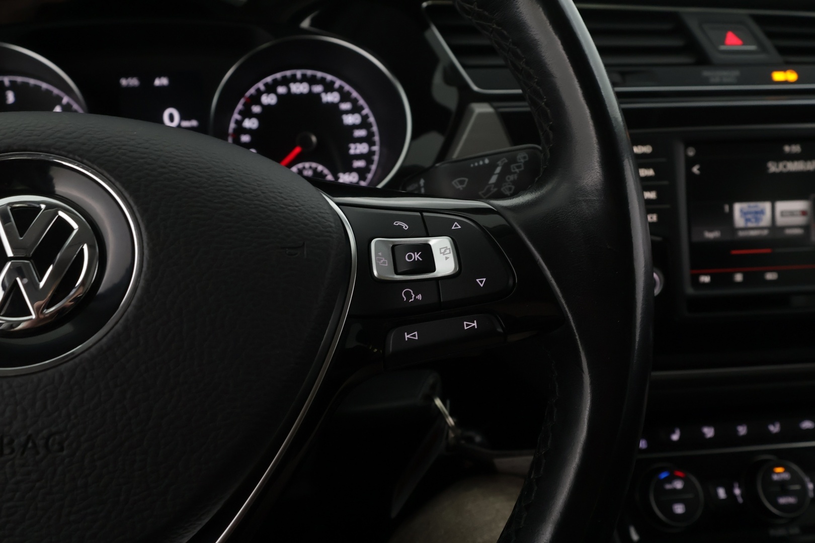 VOLKSWAGEN Touran 2016