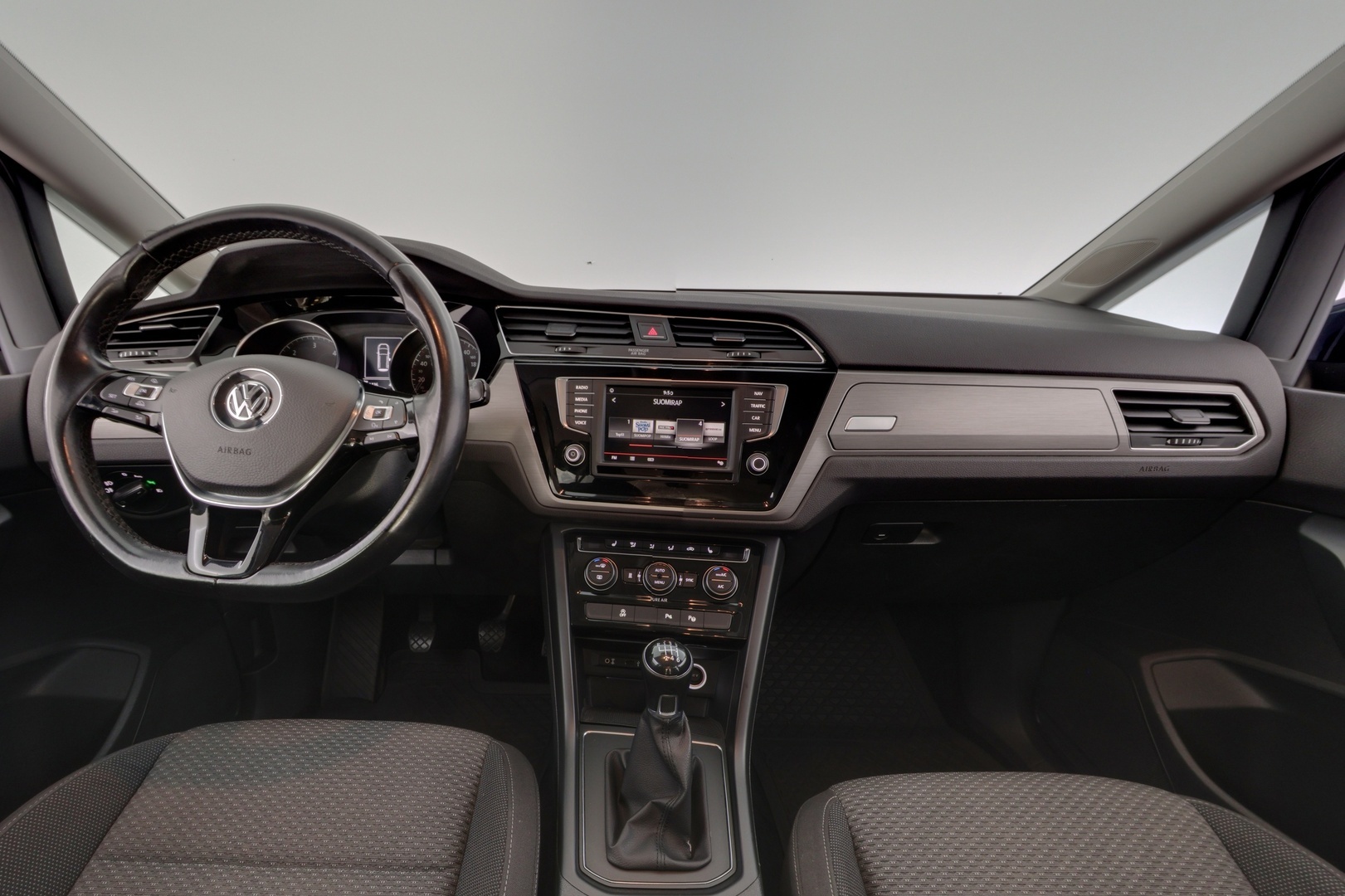 VOLKSWAGEN Touran 2016