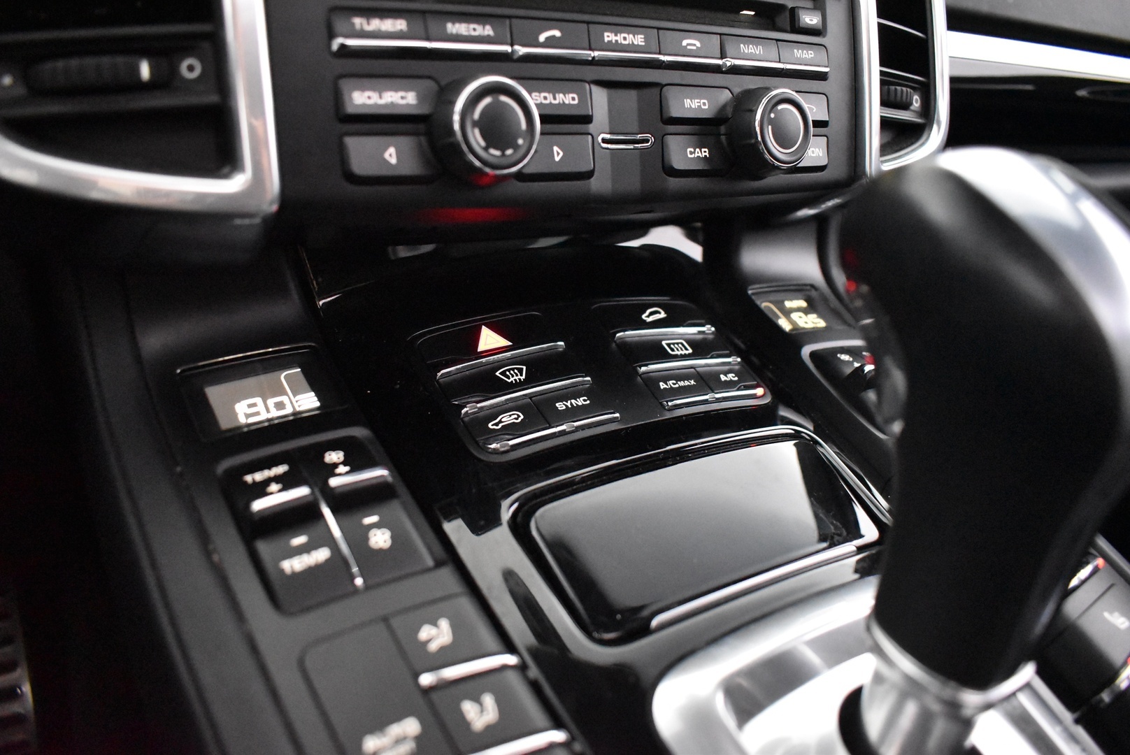 PORSCHE Cayenne 2016