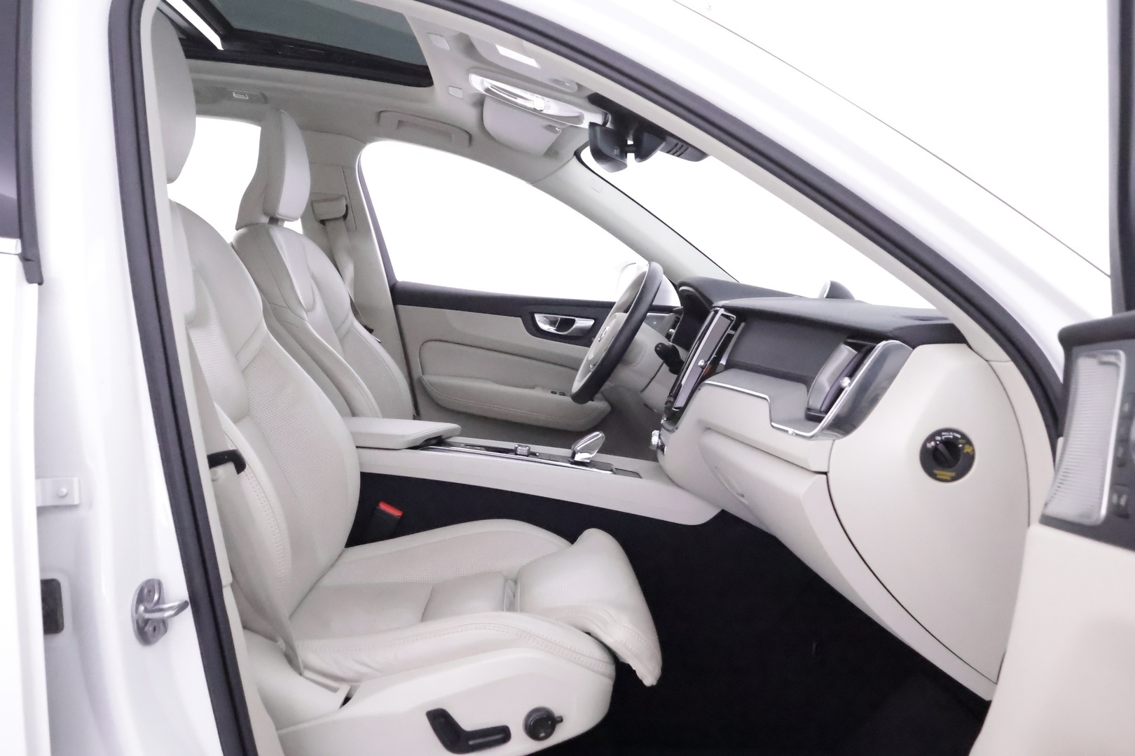 VOLVO XC60 2023