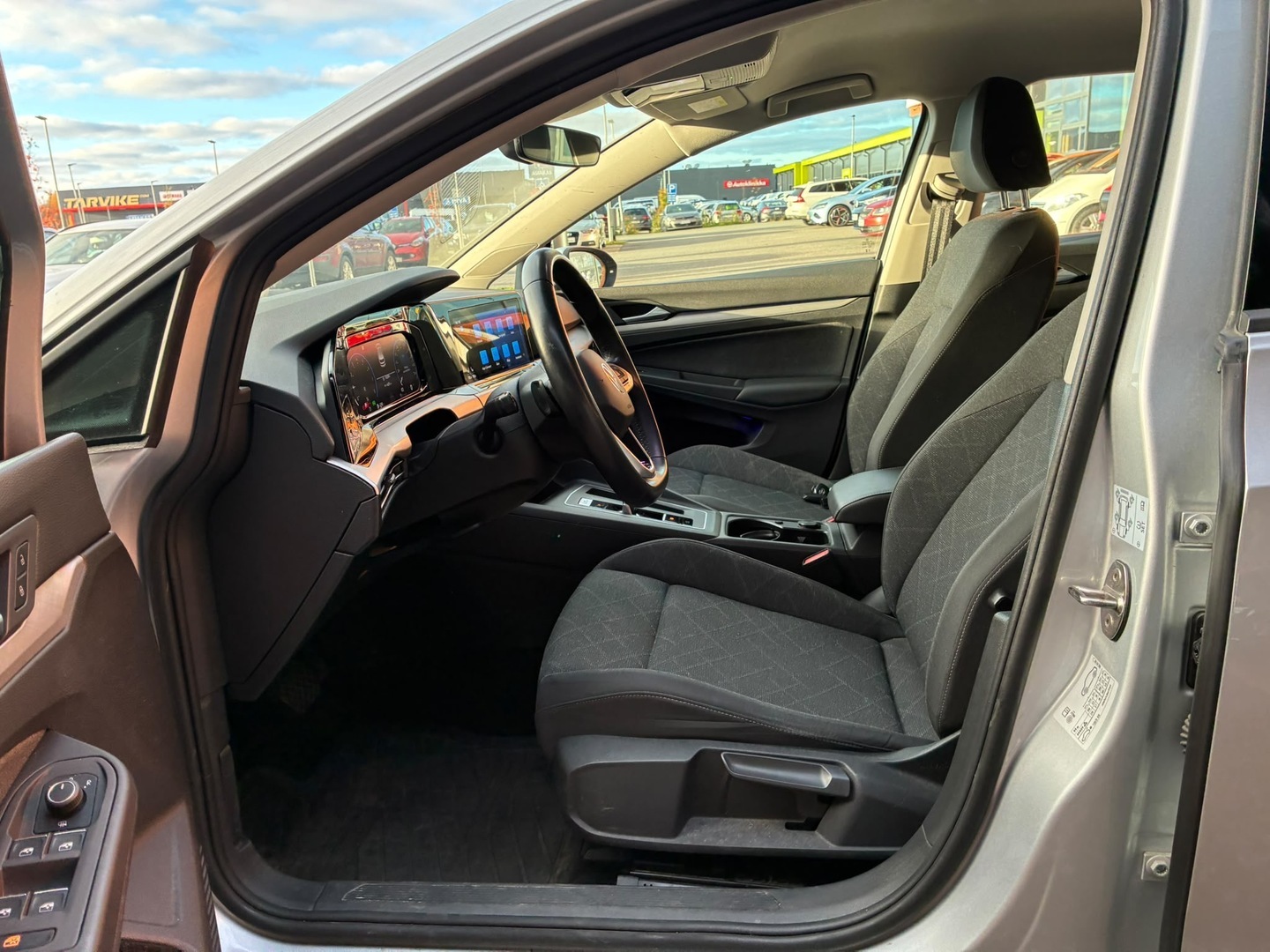 VOLKSWAGEN Golf 2024