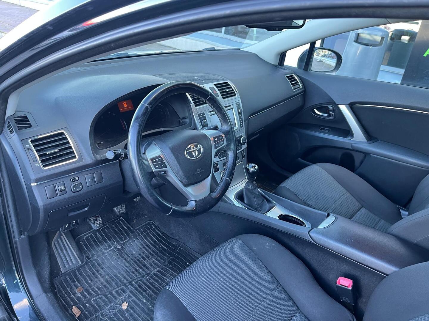 TOYOTA Avensis 2013