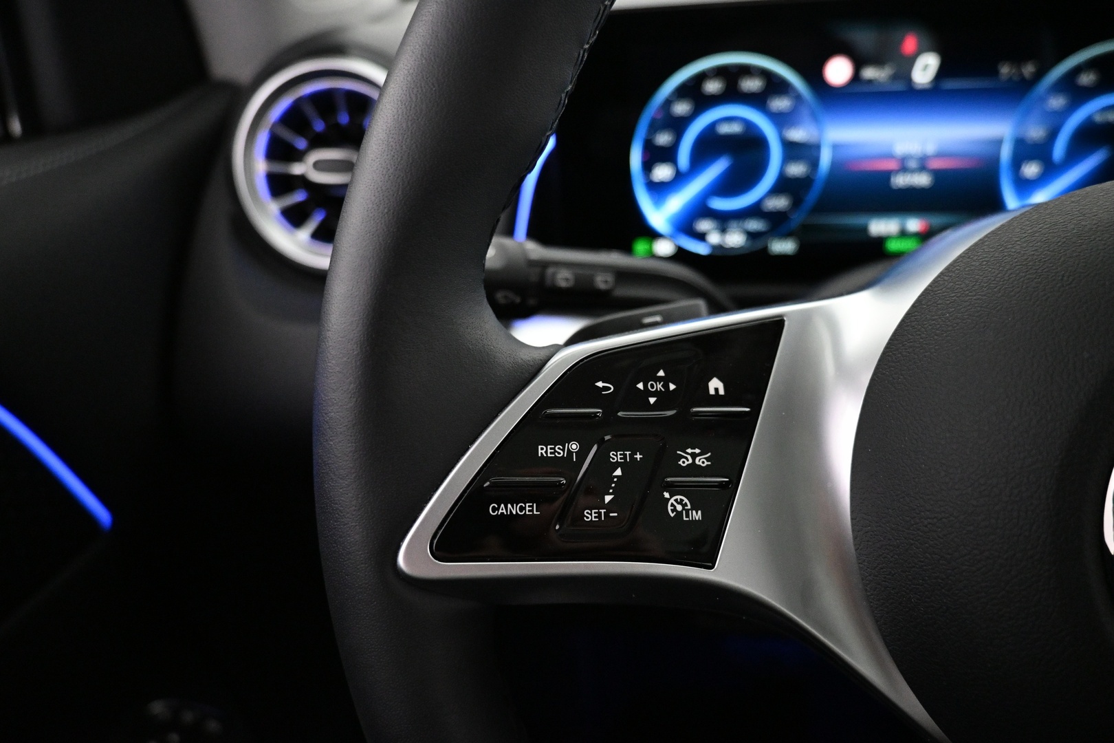 MERCEDES-BENZ EQB 2025