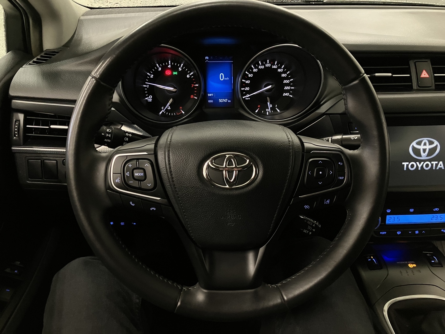 TOYOTA Avensis 2016