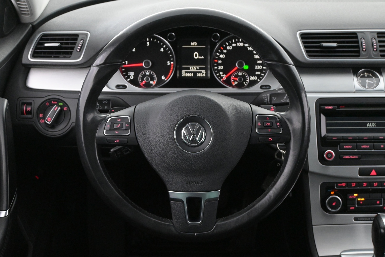 VOLKSWAGEN Passat 2012