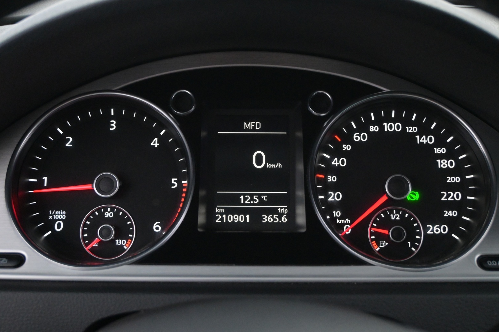 VOLKSWAGEN Passat 2012