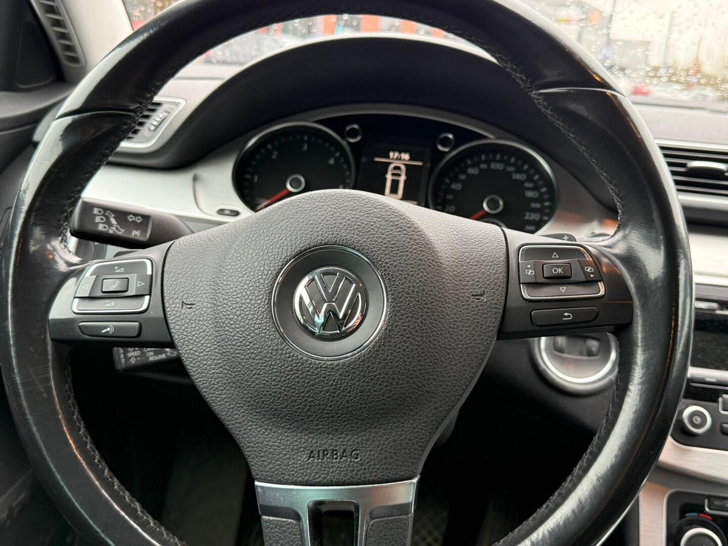 VOLKSWAGEN Passat 2012