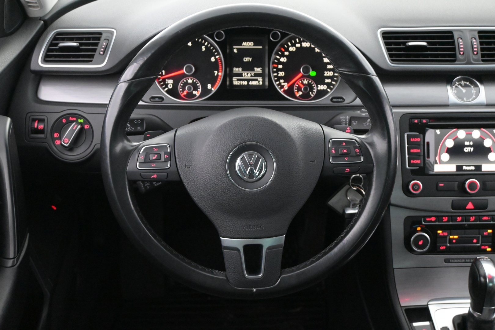 VOLKSWAGEN Passat 2011