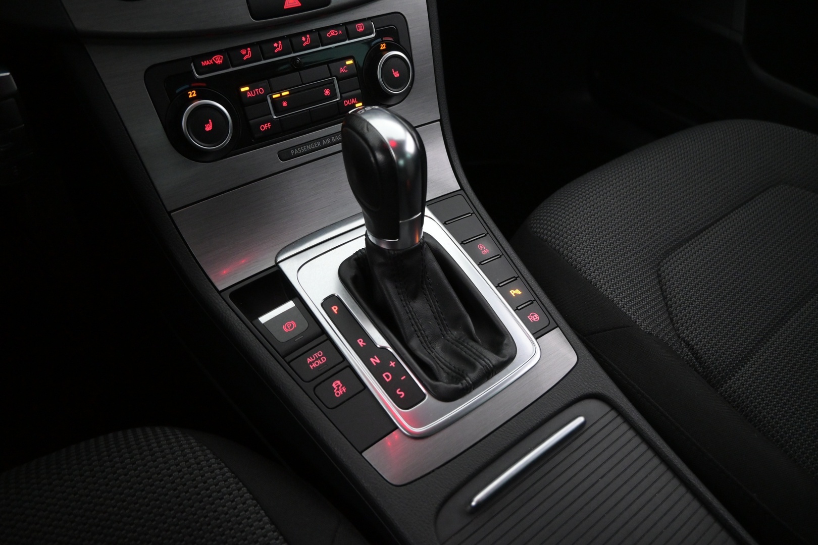 VOLKSWAGEN Passat 2011