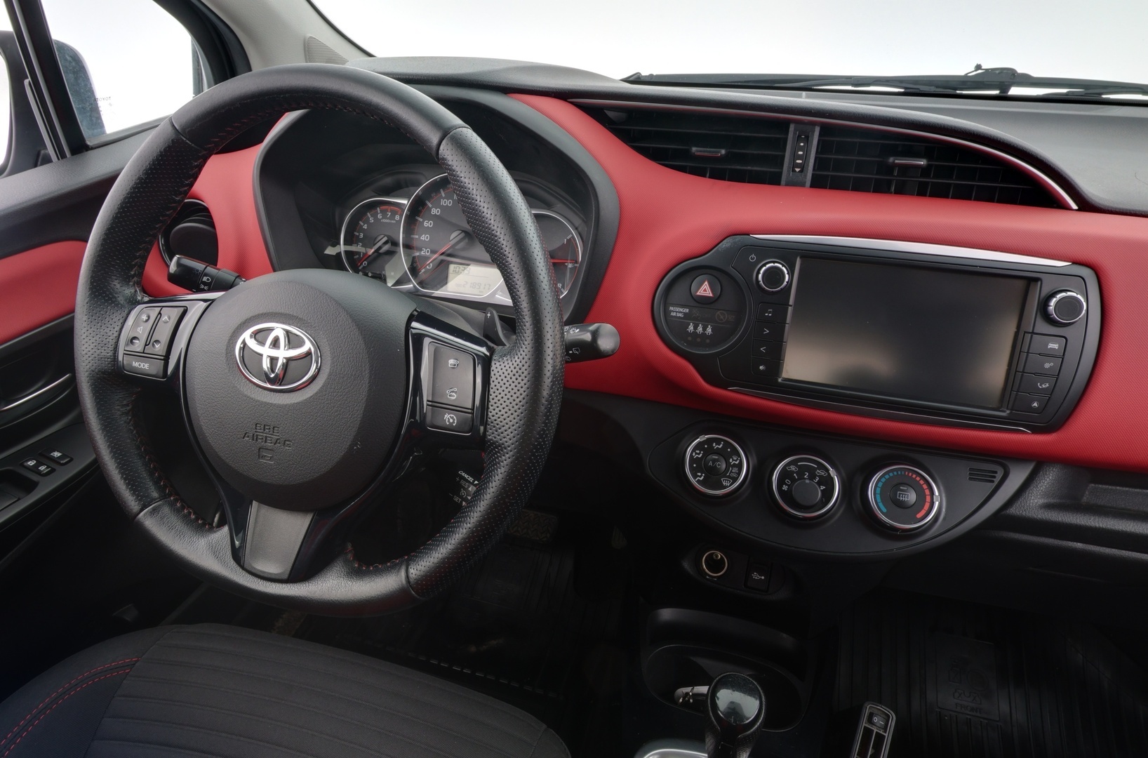 TOYOTA Yaris 2015