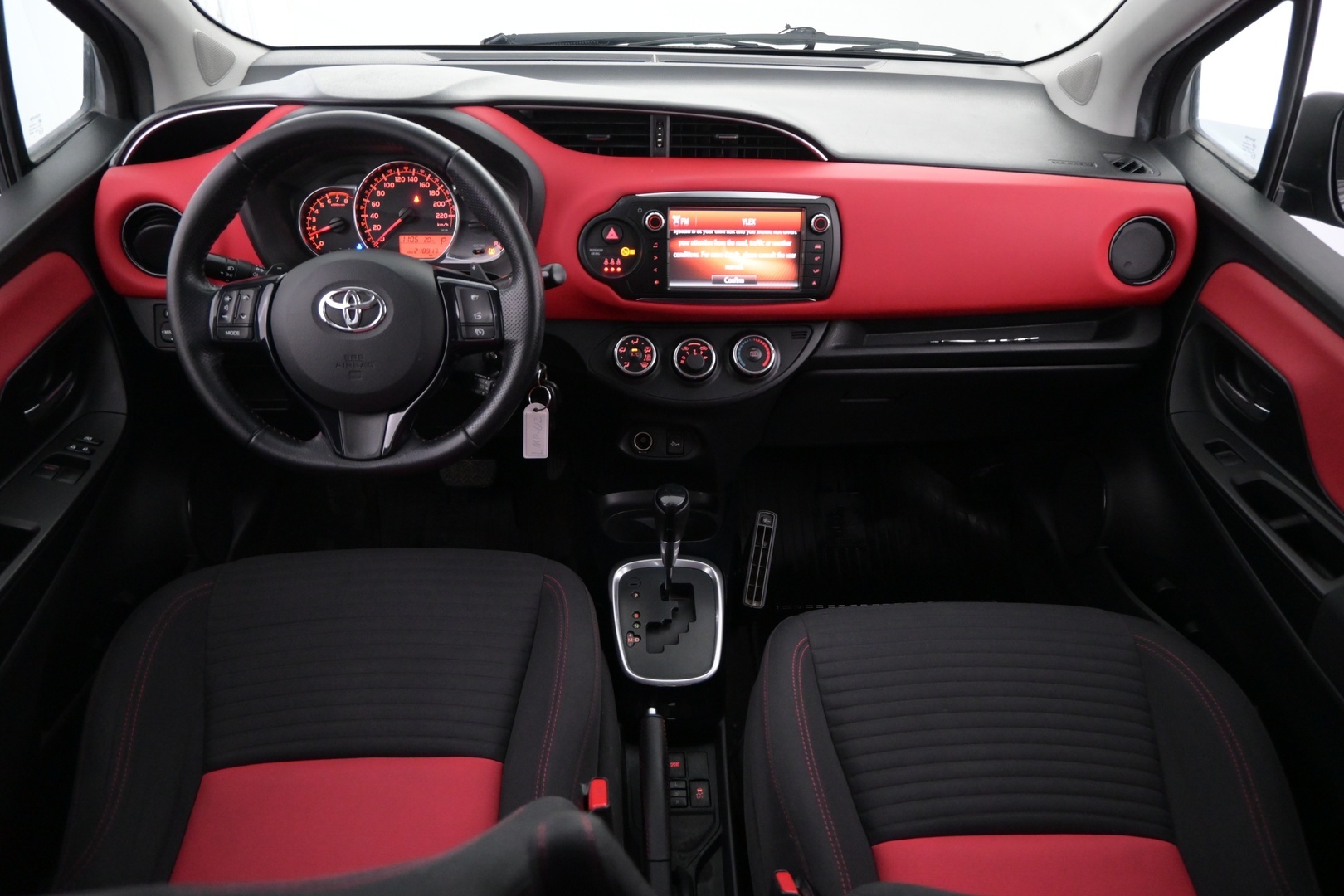 TOYOTA Yaris 2015