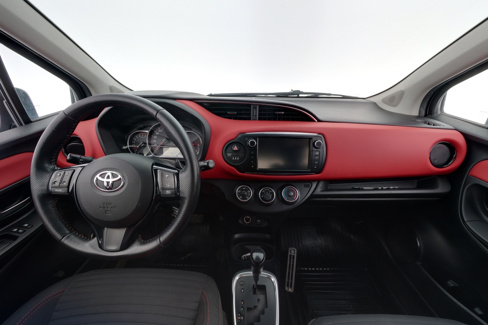 TOYOTA Yaris 2015
