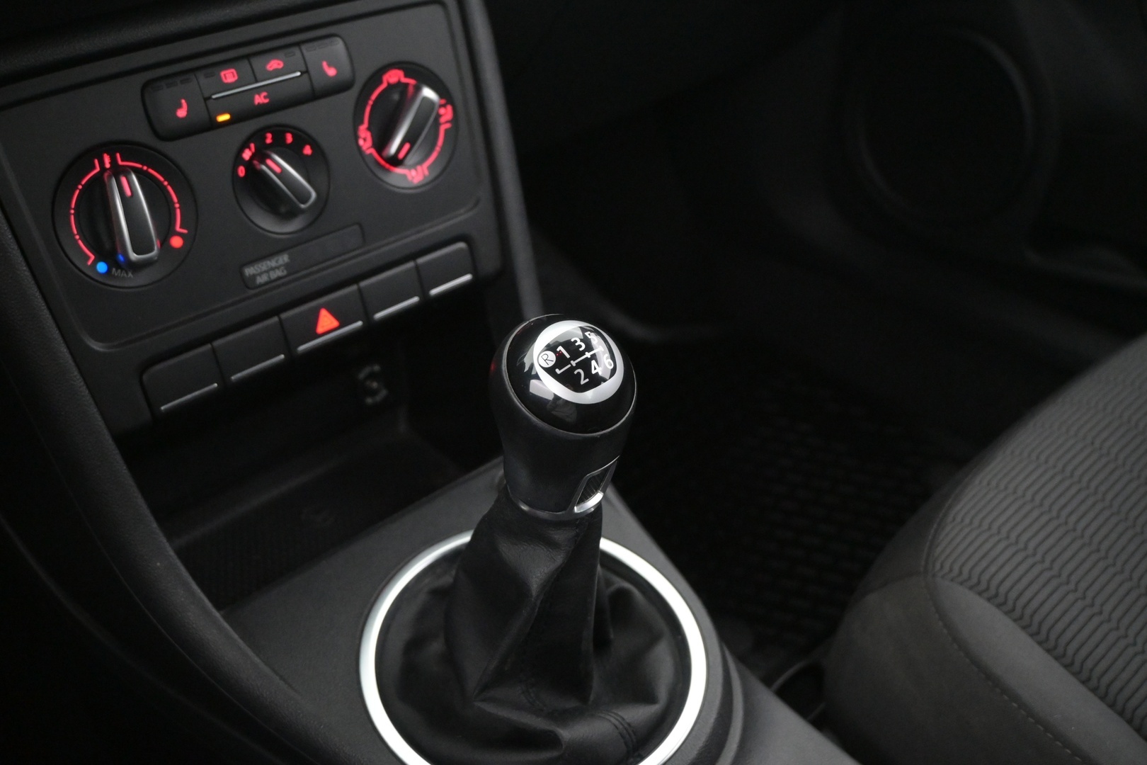 VOLKSWAGEN Beetle 2012