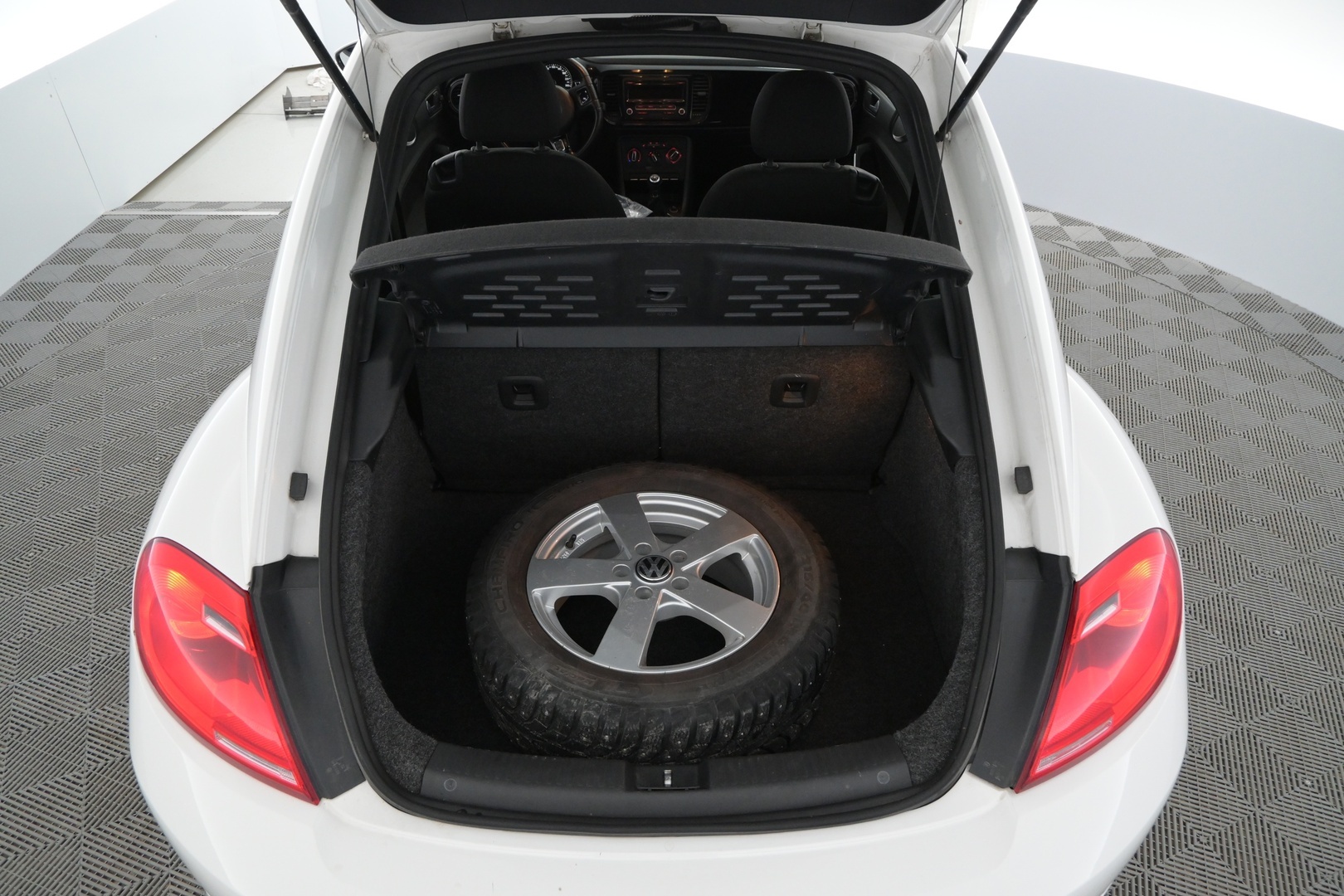 VOLKSWAGEN Beetle 2012