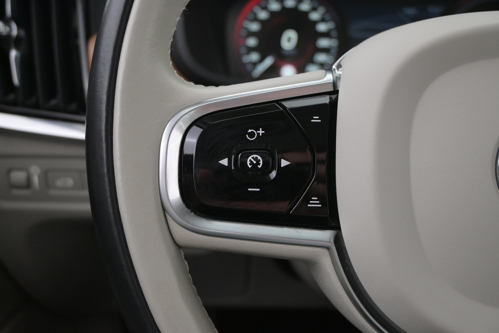 VOLVO V90 2021