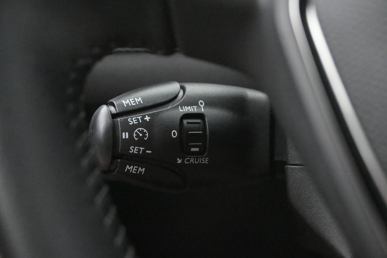 PEUGEOT 208 2021
