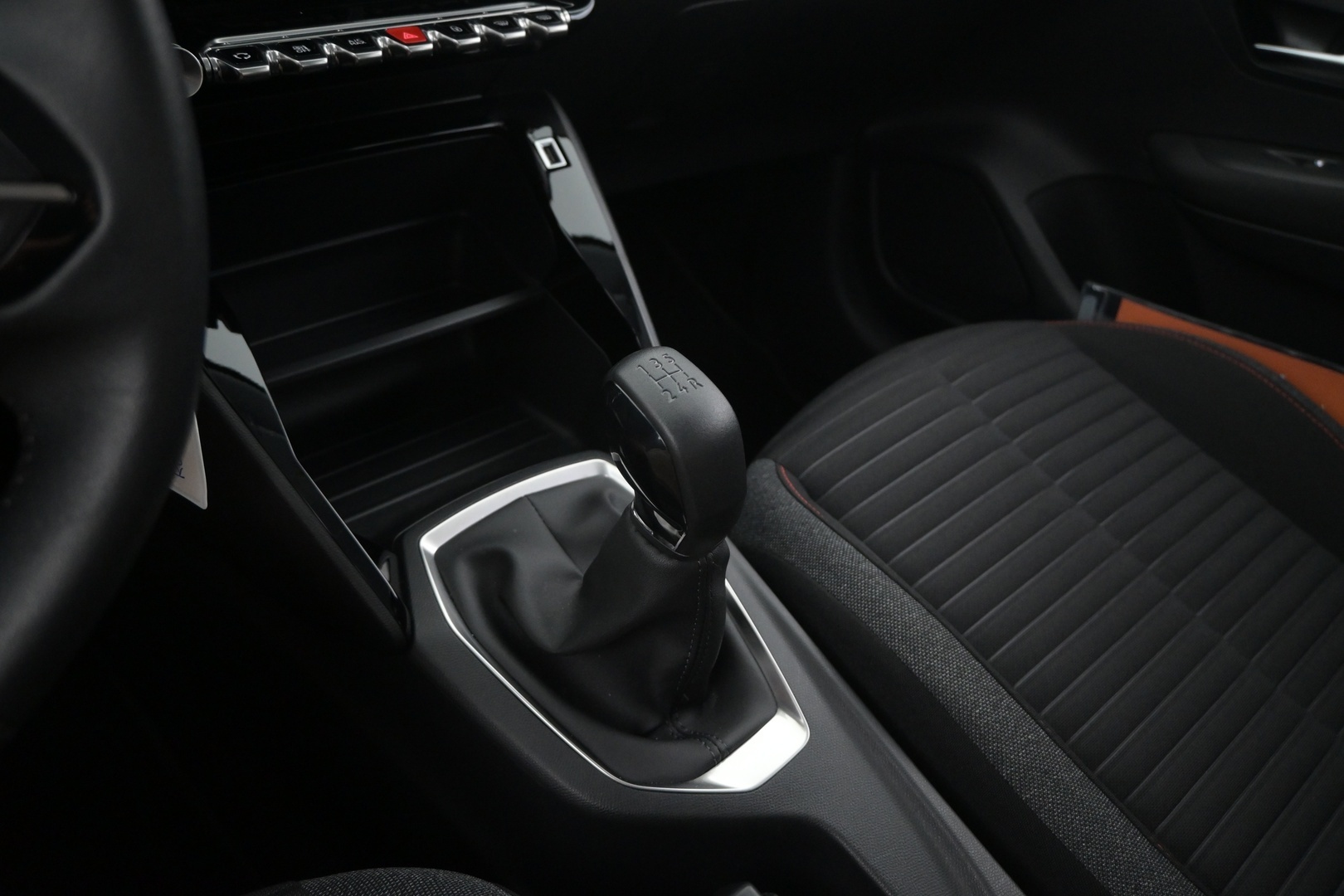 PEUGEOT 208 2021
