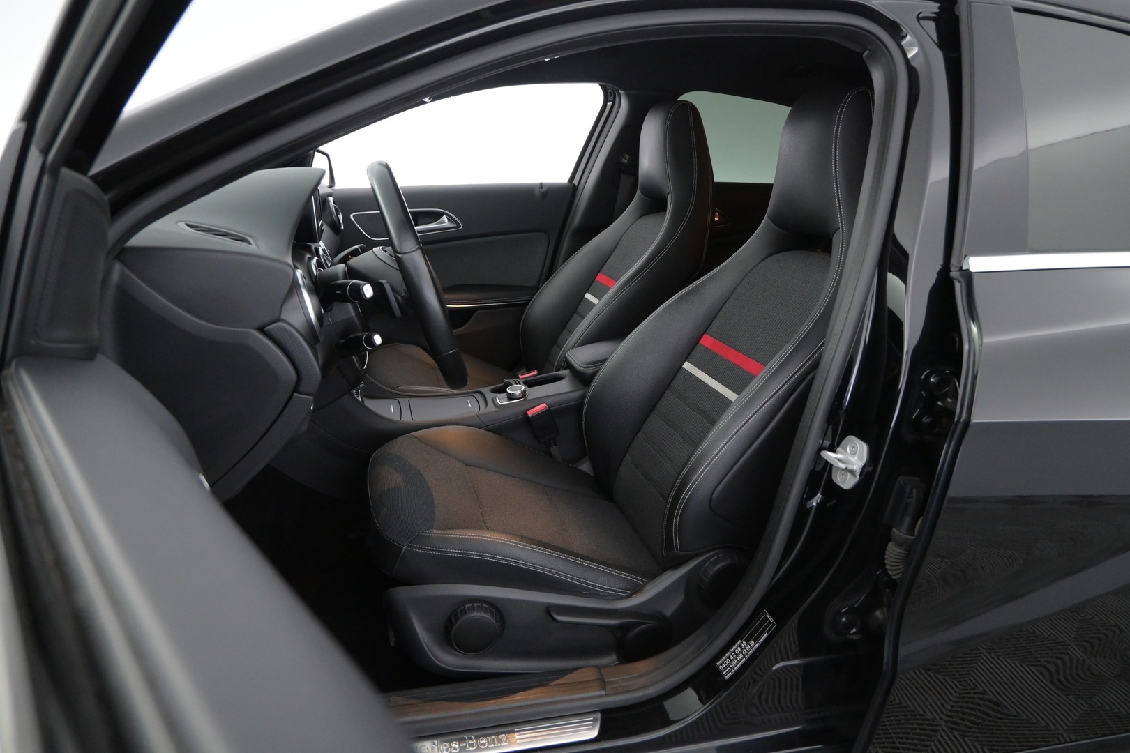 MERCEDES-BENZ A 2015