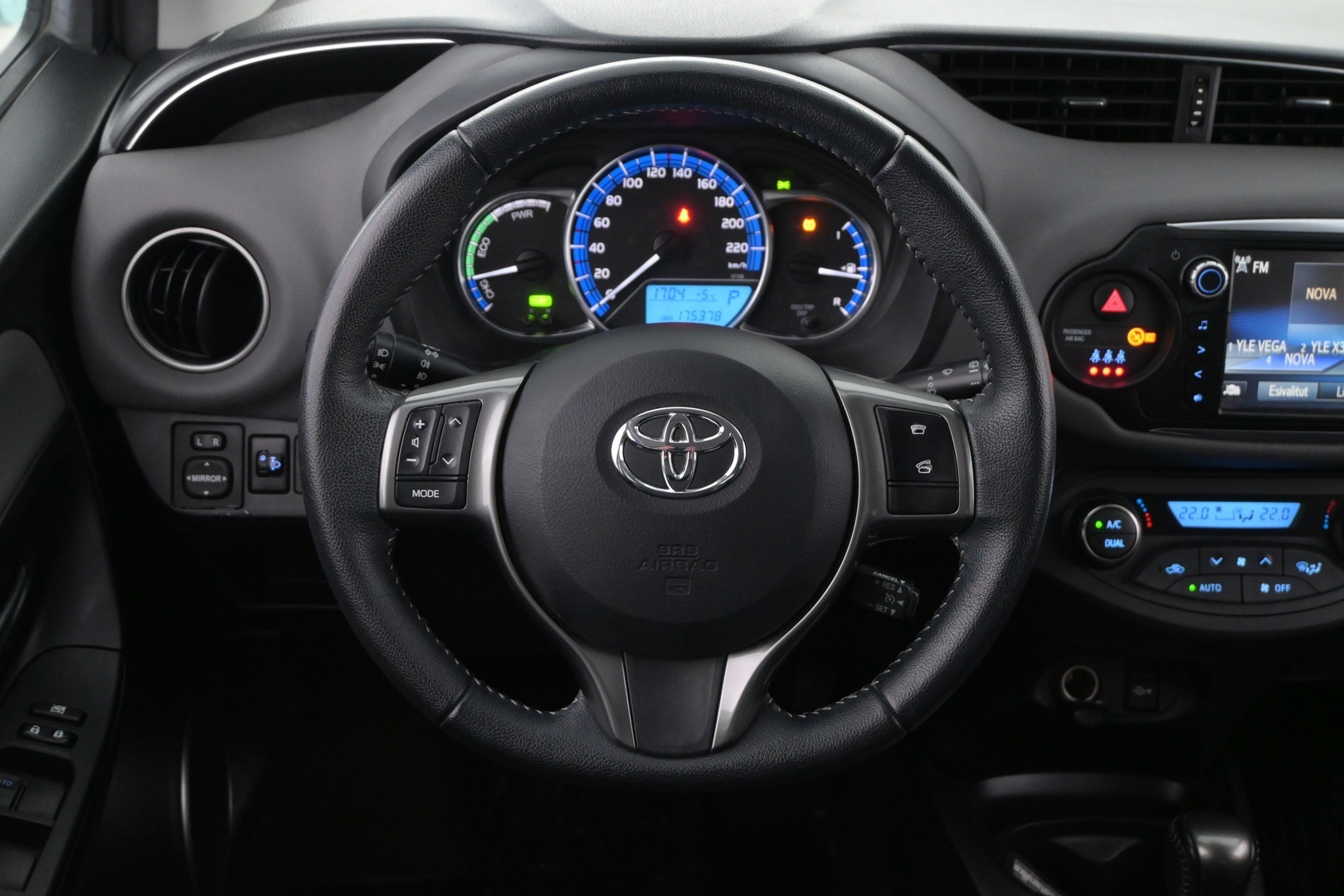 TOYOTA Yaris 2015