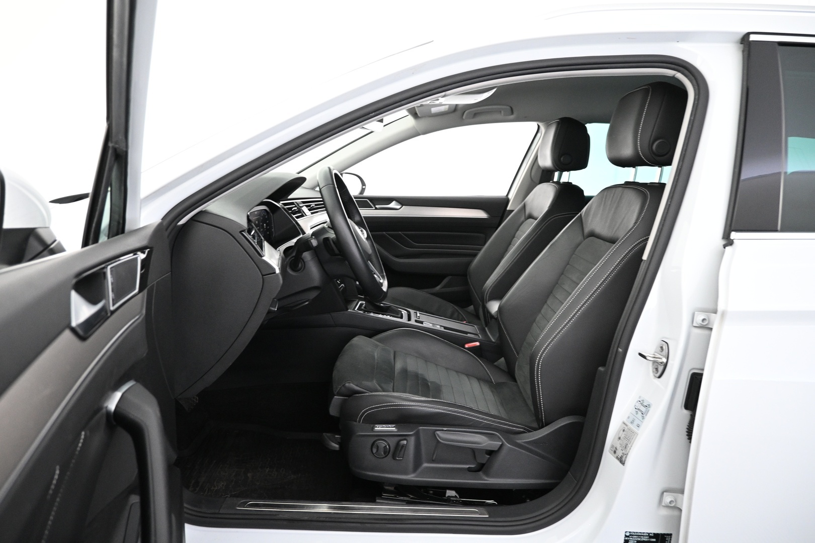 VOLKSWAGEN Passat 2023