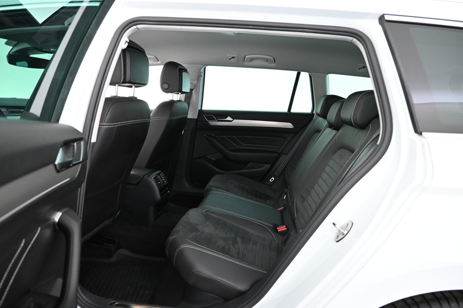 VOLKSWAGEN Passat 2023