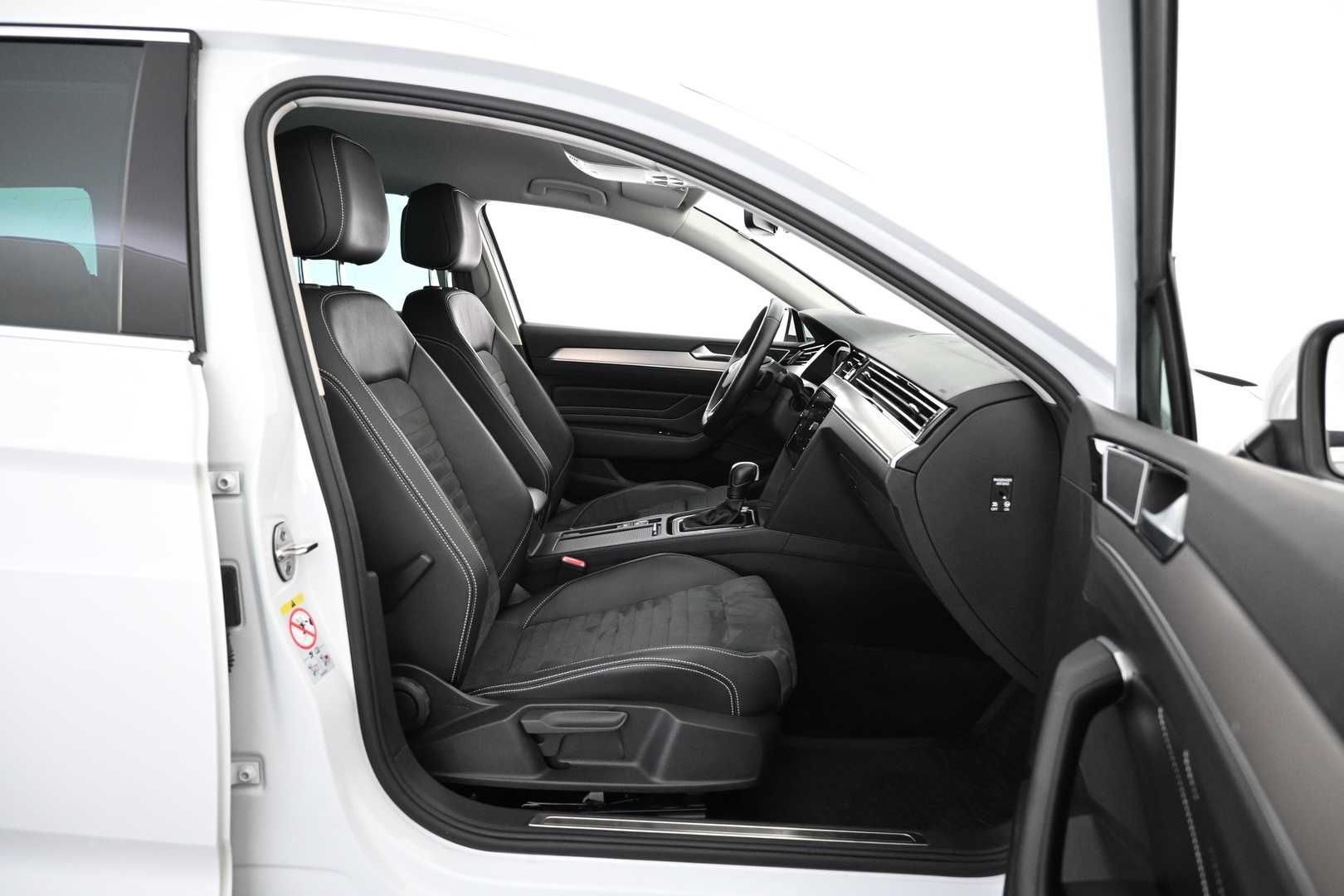 VOLKSWAGEN Passat 2023