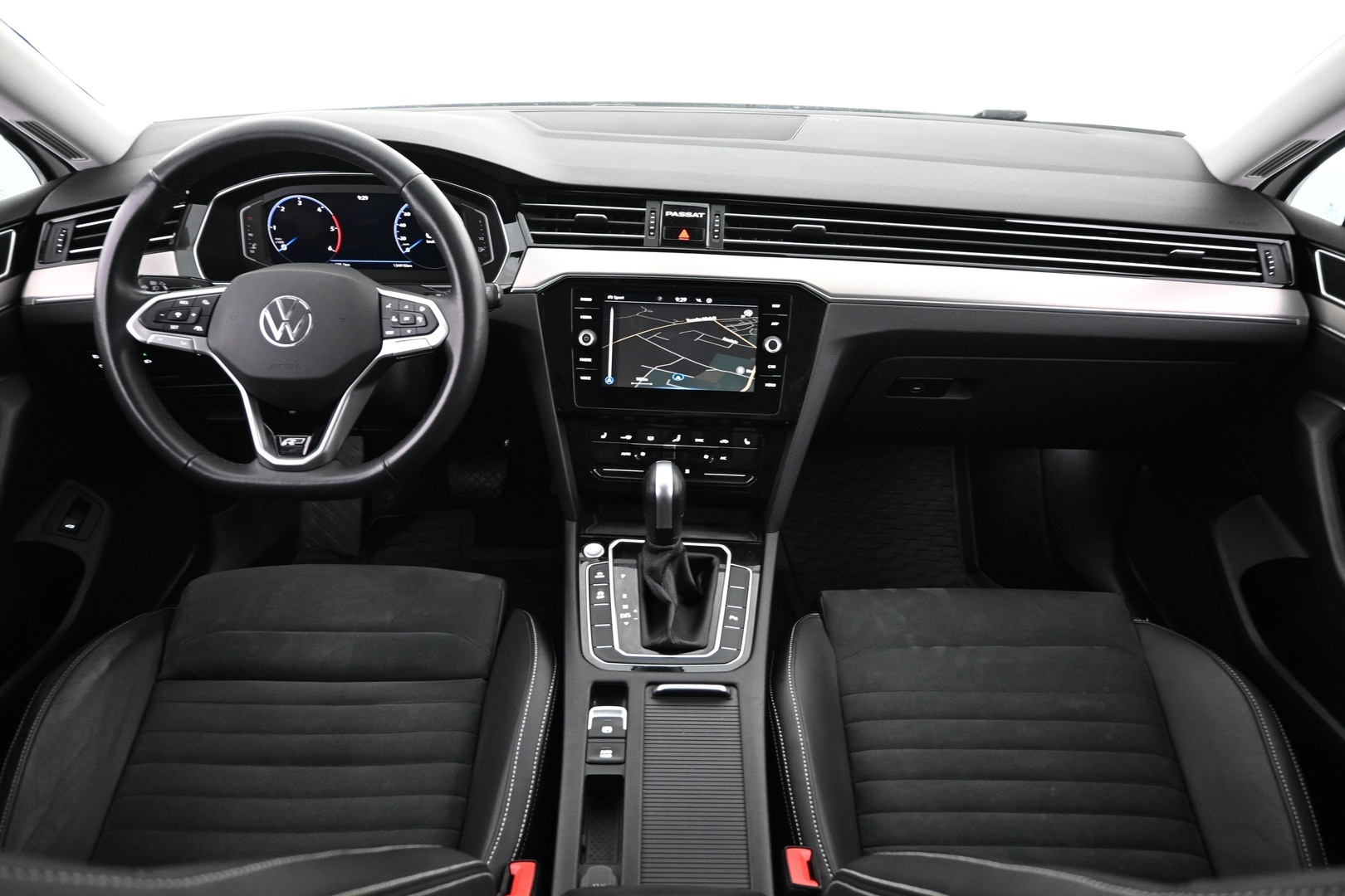 VOLKSWAGEN Passat 2023