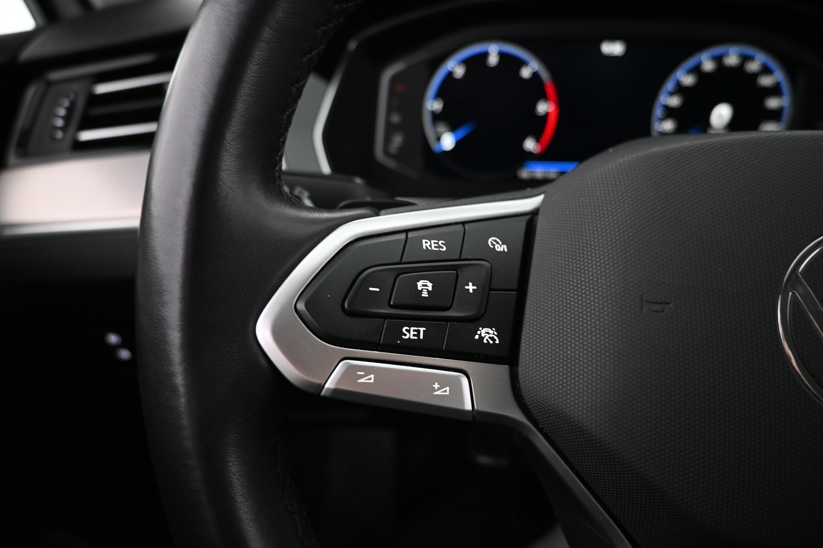 VOLKSWAGEN Passat 2023