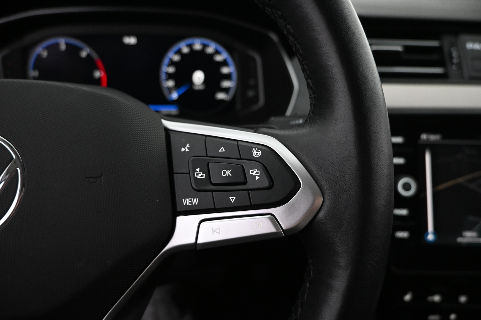 VOLKSWAGEN Passat 2023