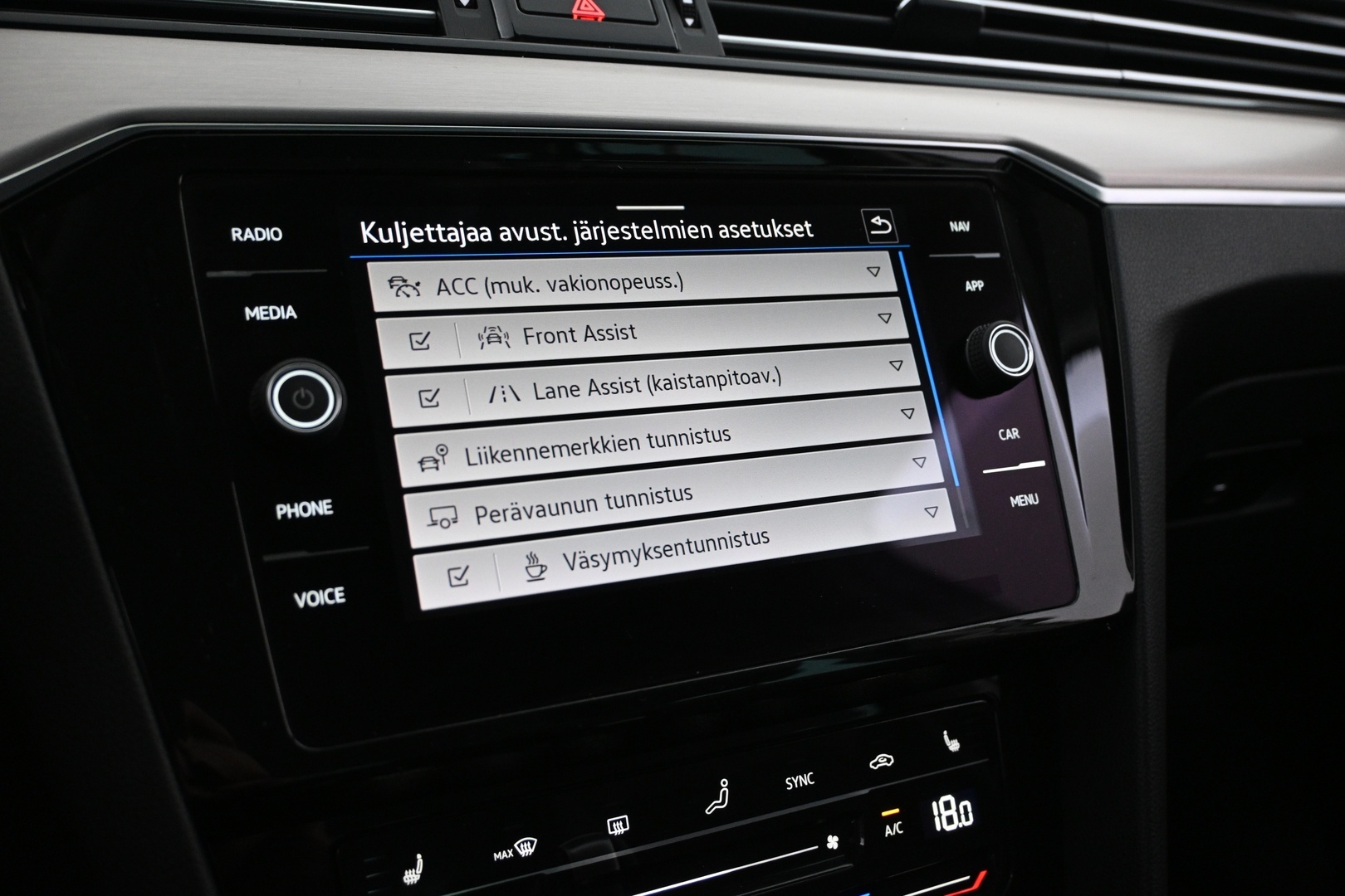 VOLKSWAGEN Passat 2023