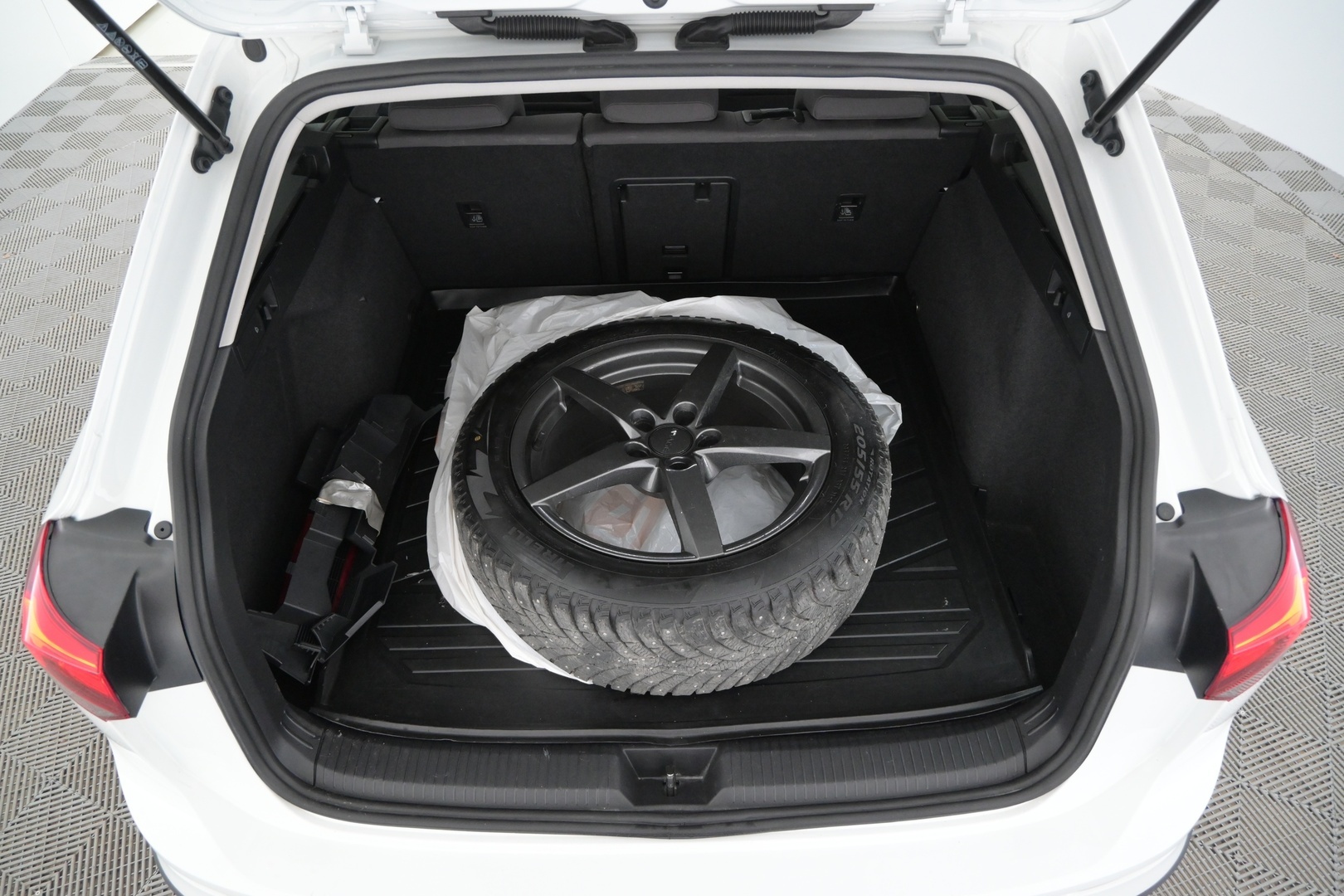 VOLKSWAGEN Golf 2023