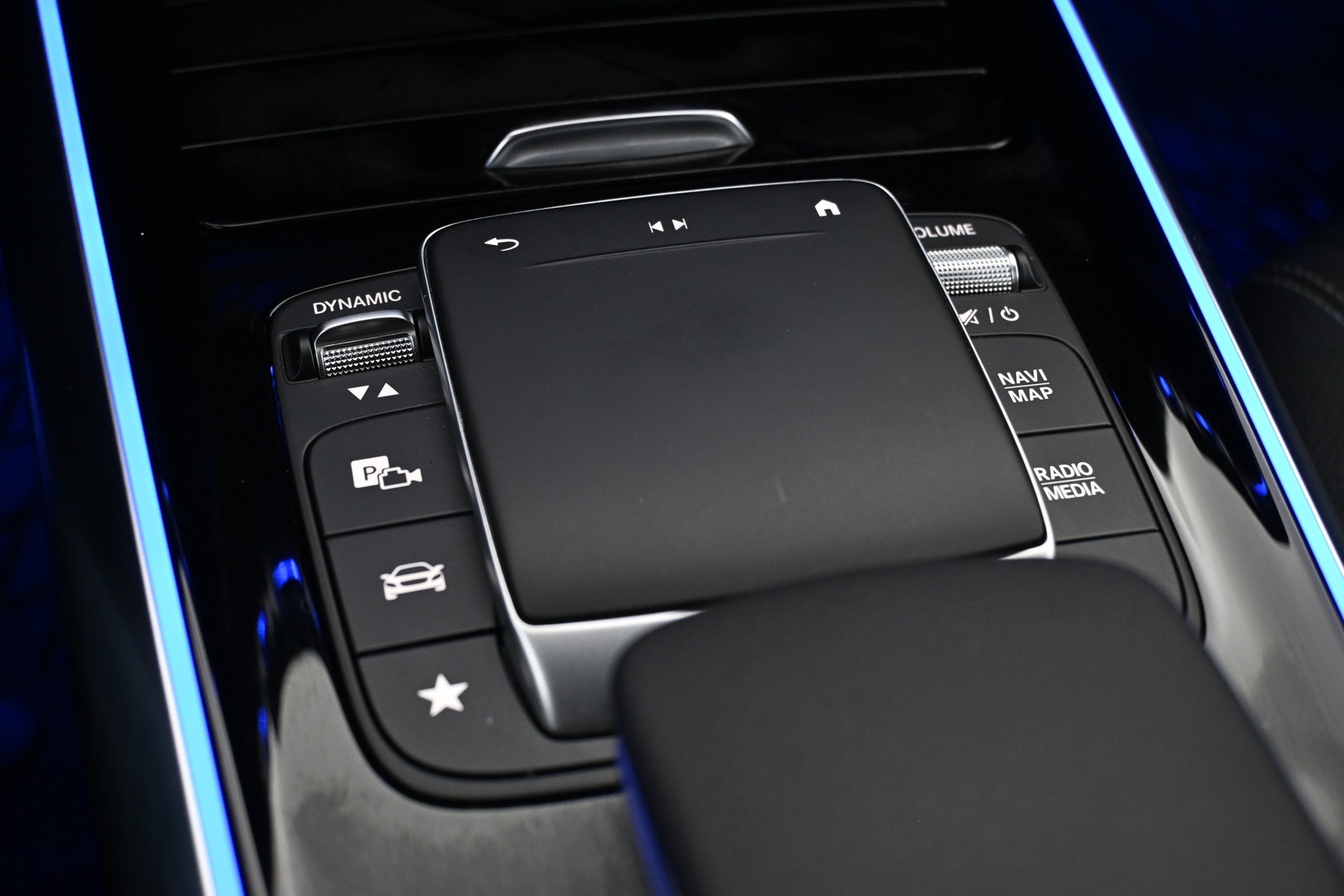 MERCEDES-BENZ EQA 2022