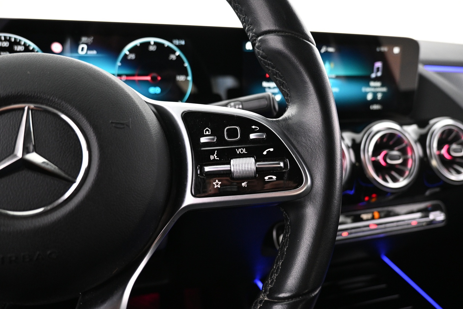 MERCEDES-BENZ EQA 2023