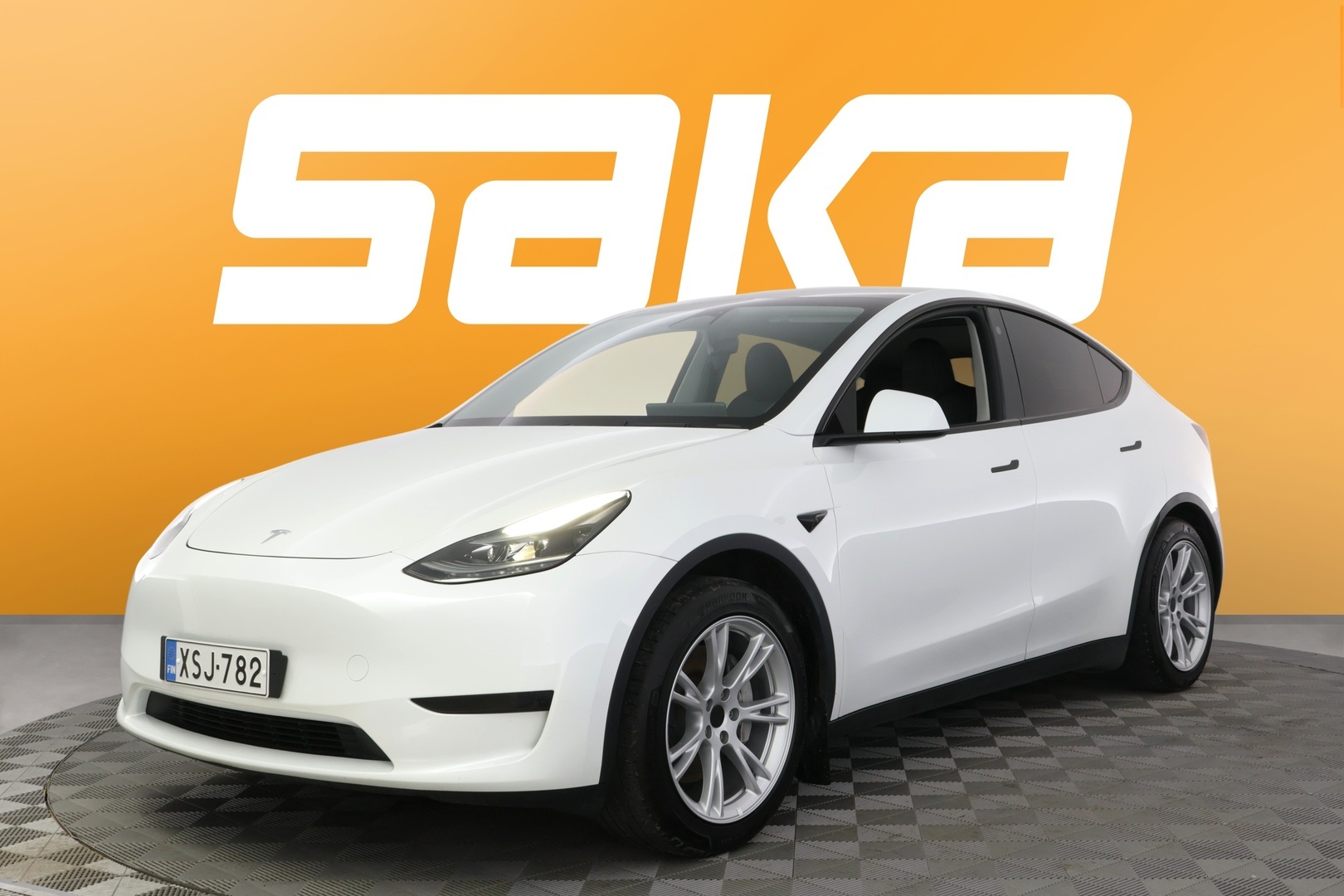 TESLA Model Y 2024