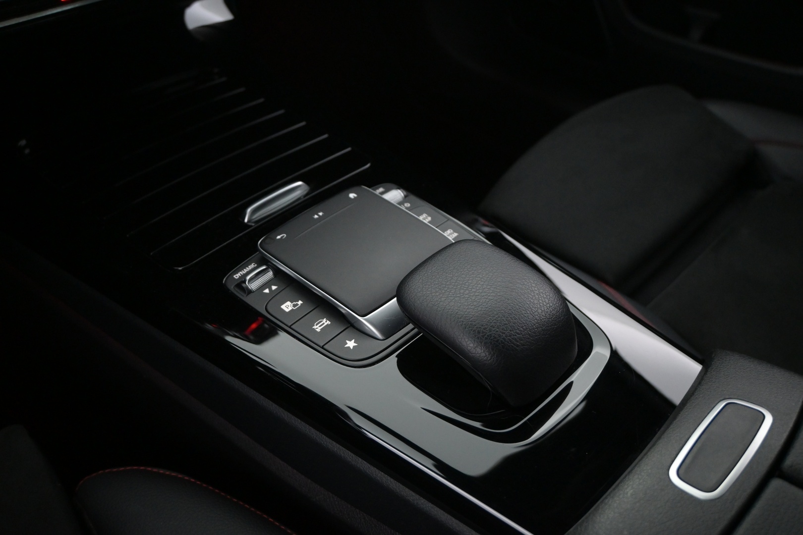 MERCEDES-BENZ A 2021