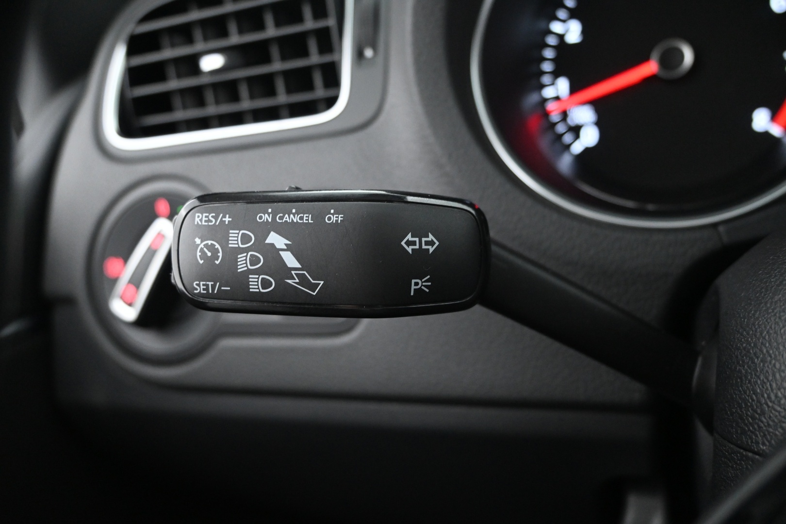 VOLKSWAGEN Polo 2015