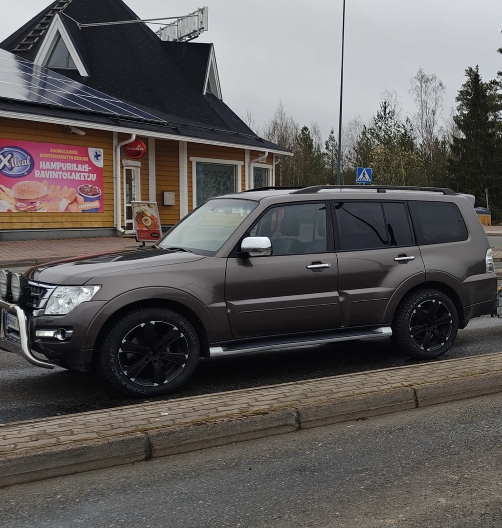 MITSUBISHI Pajero 2015