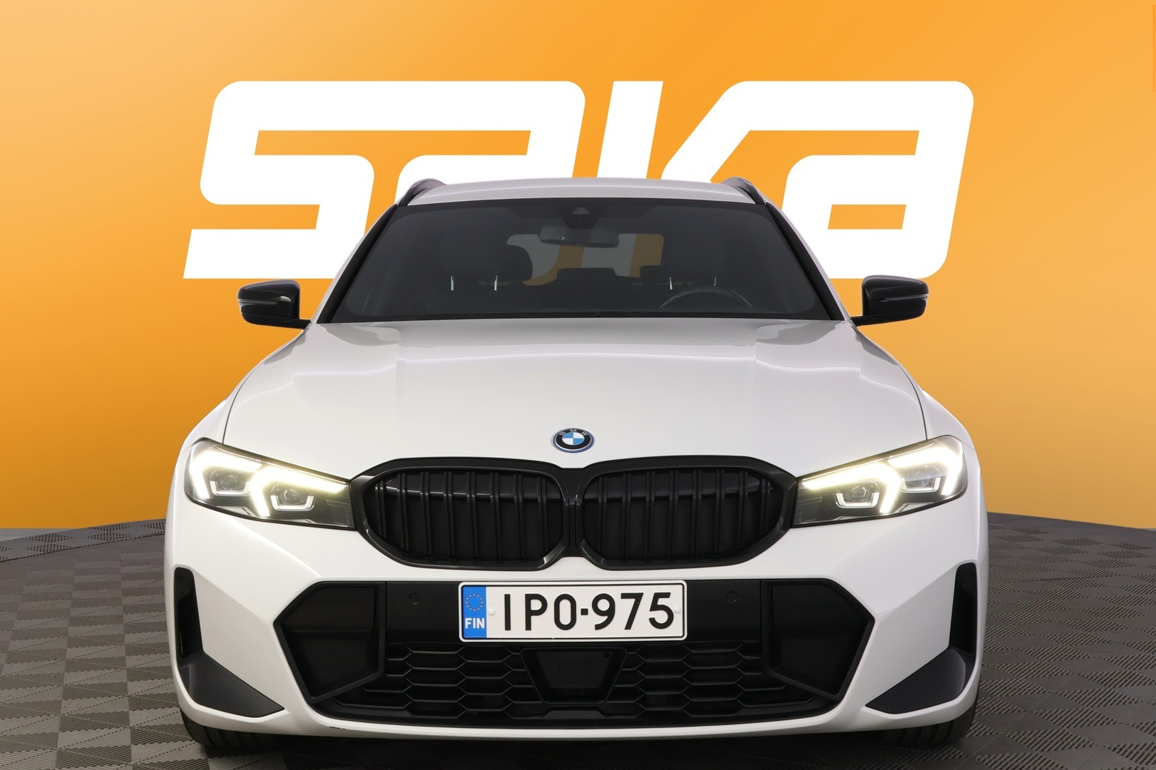 BMW 330 2023