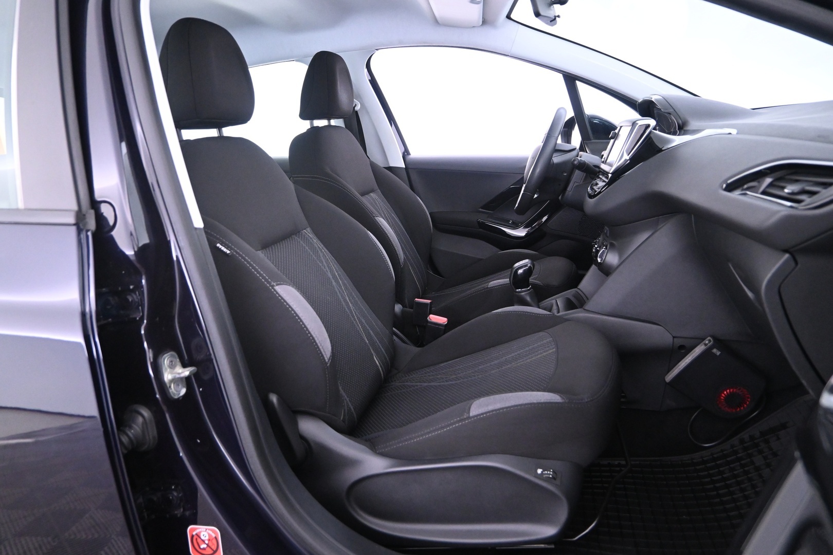 PEUGEOT 208 2015