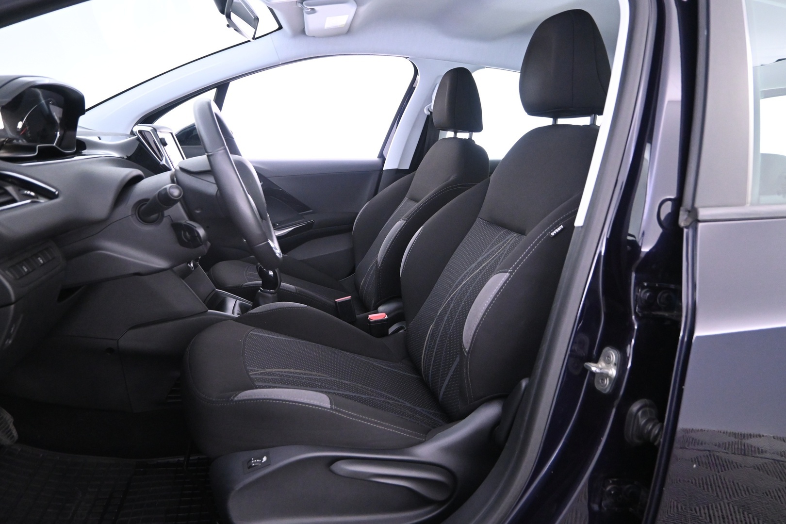 PEUGEOT 208 2015
