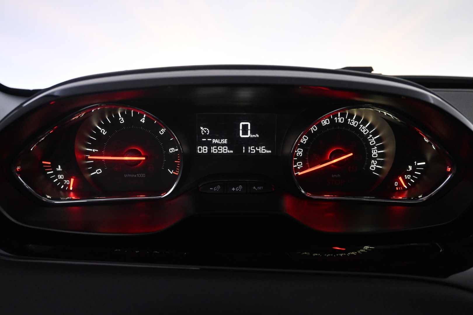 PEUGEOT 208 2015
