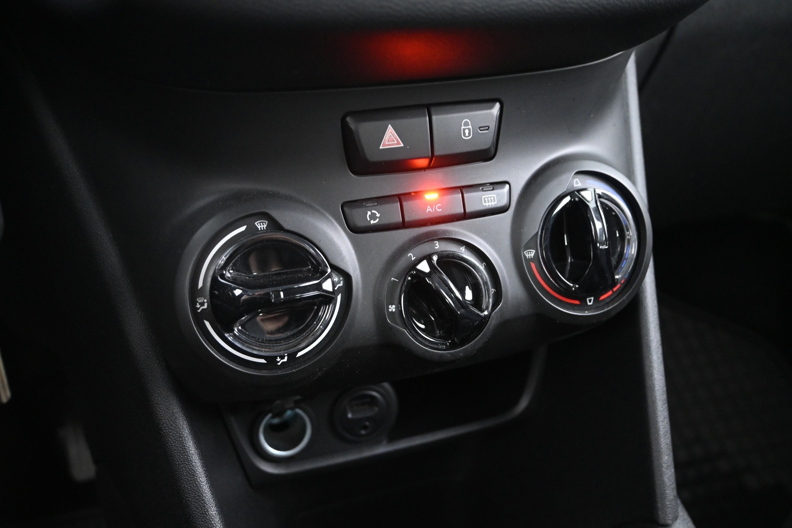 PEUGEOT 208 2015