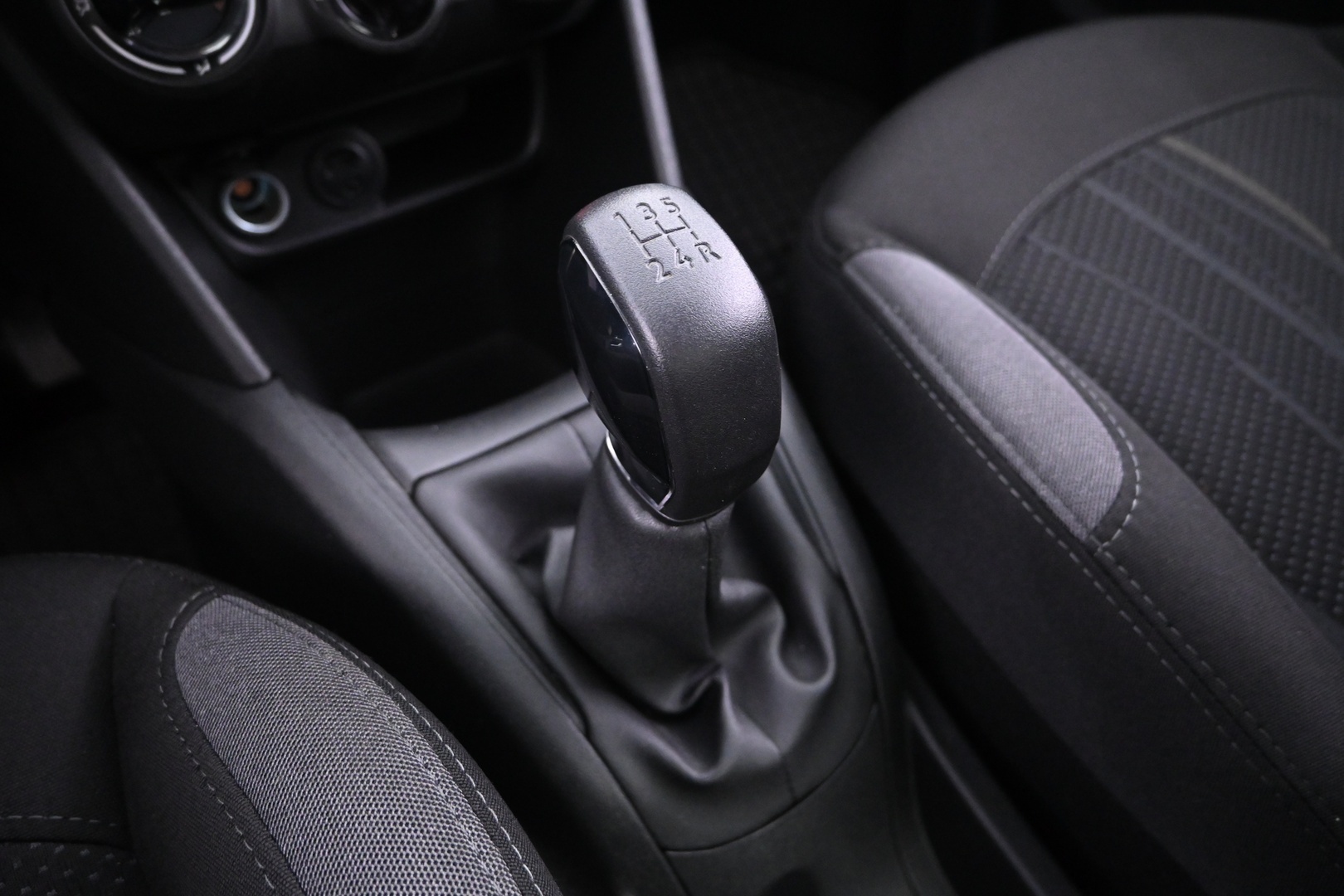 PEUGEOT 208 2015