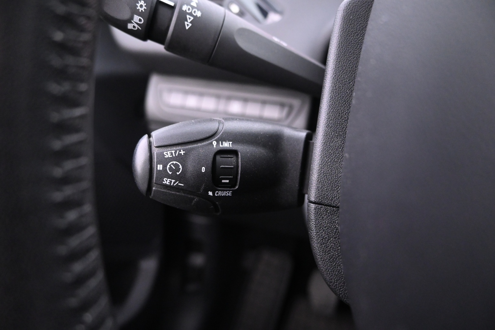 PEUGEOT 208 2015