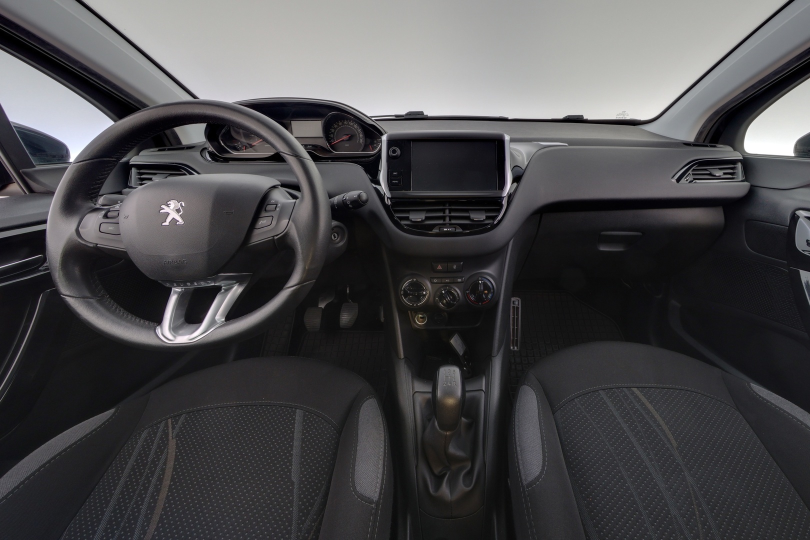 PEUGEOT 208 2015