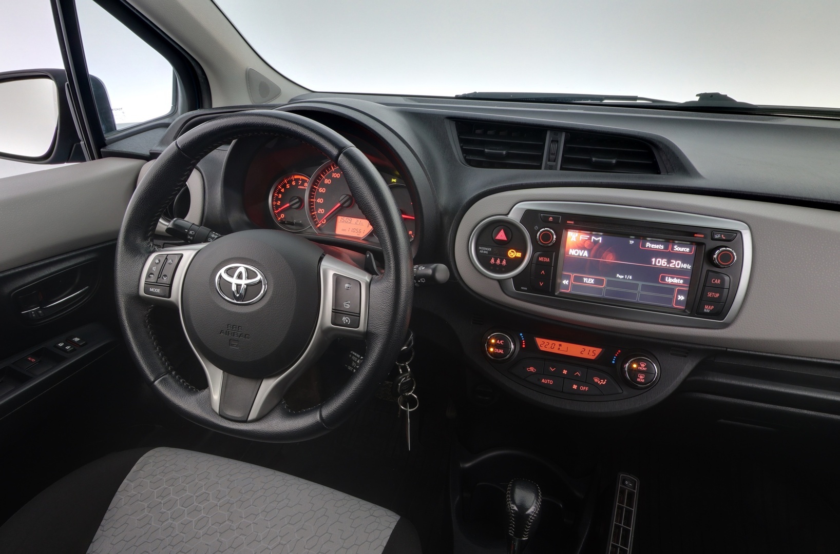 TOYOTA Yaris 2012